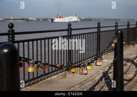 Schloss der Love Locks verriegelt, Kette am Geländer direkt am Meer, Fluss Mersey, Liverpool, Merseyside, England Stockfoto