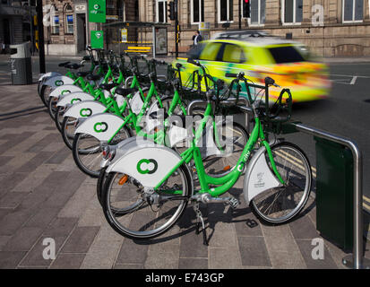 Cyclescheme City Bike, öffentliches Fahrradverleihsystem zur Arbeit; Fahrradverleihe elektronische Andockstationen für Citybikes in Liverpool, England. Stockfoto
