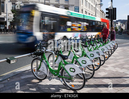 Cyclescheme City Bike, öffentliches Fahrradverleihsystem zur Arbeit; Fahrradverleihe elektronische Andockstationen für Citybikes in Liverpool, England. Stockfoto