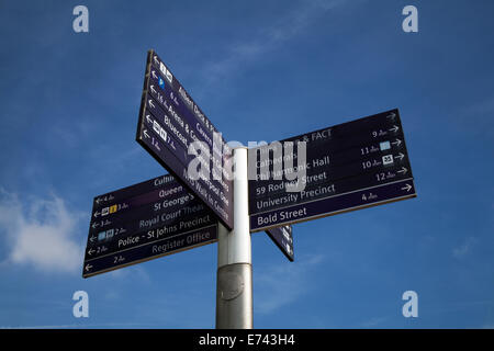 Straßenschild mit verschiedenen Zielen. Multidirektionale Touristenschilder für Attraktionen in Liverpool, Merseyside, Großbritannien Stockfoto