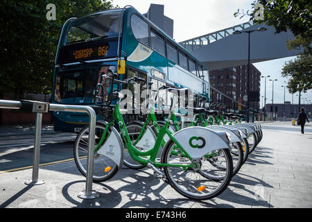 Cyclescheme City Bike, öffentliches Fahrradverleihsystem zur Arbeit; Fahrradverleihe elektronische Andockstationen für Citybikes in Liverpool, England. Stockfoto