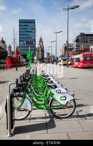 Cyclescheme City Bike, öffentliches Fahrradverleihsystem zur Arbeit; Fahrradverleihe elektronische Andockstationen für Citybikes in Liverpool, England. Stockfoto