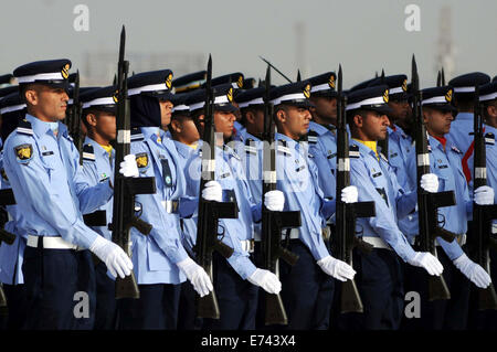 (140906)--KARACHI, 6. September 2014 (Xinhua)--Pakistan Luftwaffe jüngstere Söhne marschieren am Mausoleum des Gründers des Landes Mohammad Ali Jinnah während einer Zeremonie anlässlich der Verteidigung-Tag im südlichen Hafenstadt pakistanischen Stadt Karachi, 6. September 2014. Pakistans Streitkräfte beobachtet Verteidigung Tag Samstag, um den Tag zu begehen, wenn das Land Armee gekämpft und ist es gelungen, im Krieg gegen Indien im Jahr 1965 auf Lahore, Sialkot und andere Grenzen. (Xinhua/Masroor) (Dzl) Stockfoto