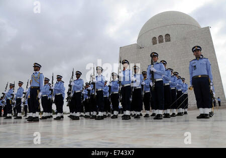 (140906)--KARACHI, 6. September 2014 (Xinhua)--Pakistan Luftwaffe jüngstere Söhne marschieren am Mausoleum des Gründers des Landes Mohammad Ali Jinnah während einer Zeremonie anlässlich der Verteidigung-Tag im südlichen Hafenstadt pakistanischen Stadt Karachi, 6. September 2014. Pakistans Streitkräfte beobachtet Verteidigung Tag Samstag, um den Tag zu begehen, wenn das Land Armee gekämpft und ist es gelungen, im Krieg gegen Indien im Jahr 1965 auf Lahore, Sialkot und andere Grenzen. (Xinhua/Masroor) (Dzl) Stockfoto