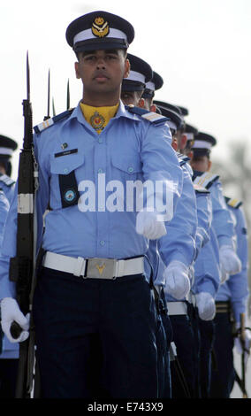 (140906)--KARACHI, 6. September 2014 (Xinhua)--Pakistan Luftwaffe jüngstere Söhne marschieren am Mausoleum des Gründers des Landes Mohammad Ali Jinnah während einer Zeremonie anlässlich der Verteidigung-Tag im südlichen Hafenstadt pakistanischen Stadt Karachi, 6. September 2014. Pakistans Streitkräfte beobachtet Verteidigung Tag Samstag, um den Tag zu begehen, wenn das Land Armee gekämpft und ist es gelungen, im Krieg gegen Indien im Jahr 1965 auf Lahore, Sialkot und andere Grenzen. (Xinhua/Masroor) (Dzl) Stockfoto