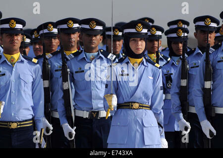 (140906)--KARACHI, 6. September 2014 (Xinhua)--Pakistan Luftwaffe jüngstere Söhne marschieren am Mausoleum des Gründers des Landes Mohammad Ali Jinnah während einer Zeremonie anlässlich der Verteidigung-Tag im südlichen Hafenstadt pakistanischen Stadt Karachi, 6. September 2014. Pakistans Streitkräfte beobachtet Verteidigung Tag Samstag, um den Tag zu begehen, wenn das Land Armee gekämpft und ist es gelungen, im Krieg gegen Indien im Jahr 1965 auf Lahore, Sialkot und andere Grenzen. (Xinhua/Masroor) (Dzl) Stockfoto