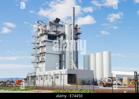 Moderne Industriegebäude der Produktionsstätte gegen blauen Himmel Stockfoto