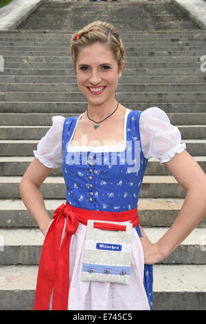 München, Deutschland. 5. Sep, 2014. Dpa-exklusiv - präsentiert Sänger Ania Jools eine Dirndle Kleid Mode Lable Trachtenbrumsel bei einem Fotoshooting für den sogenannten Dirndl-Gipfel auf den Stufen des Denkmals Bayern in München, Deutschland, 5. September 2014. Jedes Jahr, Models und Promis nehmen Teil in einem Foto-shooting, frischen Designs von der traditionellen Dirndl Kleid im Rup-bis zu den "Oktoberfest" Bier-Festival, dem weltweit größten Volksfest präsentieren vom 20 September bis 5. Oktober 2014 stattfindet. Foto: Felix Hoerhager/Dpa/Alamy Live News Stockfoto