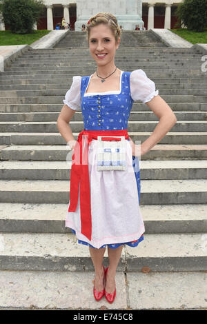 München, Deutschland. 5. Sep, 2014. Dpa-exklusiv - präsentiert Sänger Ania Jools eine Dirndle Kleid Mode Lable Trachtenbrumsel bei einem Fotoshooting für den sogenannten Dirndl-Gipfel auf den Stufen des Denkmals Bayern in München, Deutschland, 5. September 2014. Jedes Jahr, Models und Promis nehmen Teil in einem Foto-shooting, frischen Designs von der traditionellen Dirndl Kleid im Rup-bis zu den "Oktoberfest" Bier-Festival, dem weltweit größten Volksfest präsentieren vom 20 September bis 5. Oktober 2014 stattfindet. Foto: Felix Hoerhager/Dpa/Alamy Live News Stockfoto