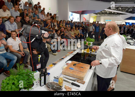 Berlin, Deutschland. 06. Sep, 2014. Chef Alfons Schuhbeck (R) und sein Team Kochen in einer Show-Küche am Stand von Siemens auf der Consumer Electronics Messe IFA in Berlin, Deutschland, Handel 6. September 2014. Die IFA findet vom 05 bis 10. September 2014 statt. Foto: Rainer Jensen/Dpa/Alamy Live-Nachrichten Stockfoto