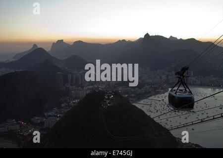 Weltbekannte Seilbahn hinauf auf den Gipfel des Pao de Azucar in Rio De Janeiro, Brasilien. Stockfoto