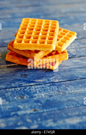 Stapel von belgischen Waffeln auf einfachen Hintergrund Stockfoto