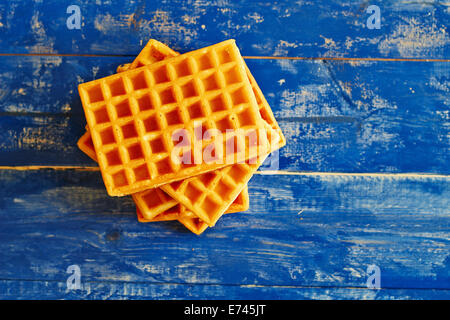 Stapel von belgischen Waffeln auf einfachen Hintergrund Stockfoto