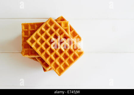 Stapel von belgischen Waffeln auf einfachen Hintergrund Stockfoto