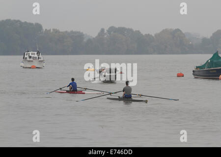 Putney, London, UK. 6. September 2014. Ruderer auf der Themse an einem bewölkten Tag Credit: Amer Ghazzal/Alamy Live-Nachrichten Stockfoto