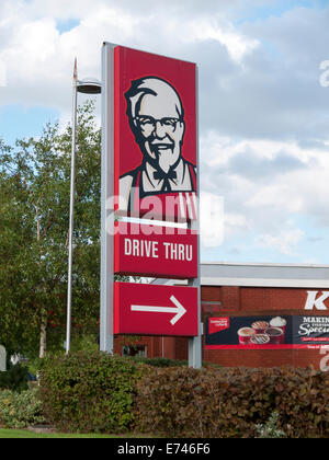 KFC Drive-in-Zeichen, Ashton Retail Park, Ashton unter Lyne Tameside, Manchester, England, UK Stockfoto