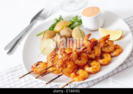 Garnelen Spieße Gericht auf Holztisch Stockfoto