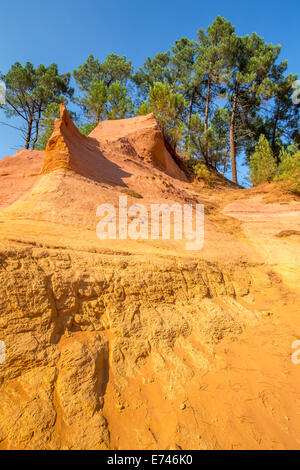 Roussillon ockerfarbenen Felsen Einlagen, Luberon, Provence, Frankreich Stockfoto