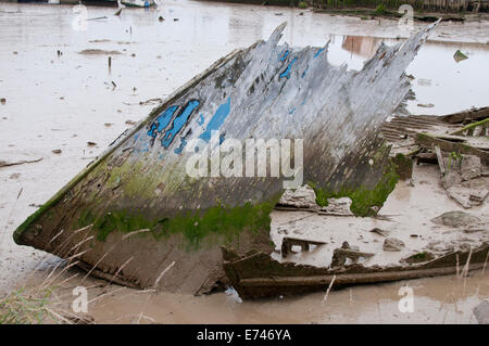 Schuss von einem alten Holzboot mit blauen Farbe, der entfernt verfallenden ist peeling Stockfoto