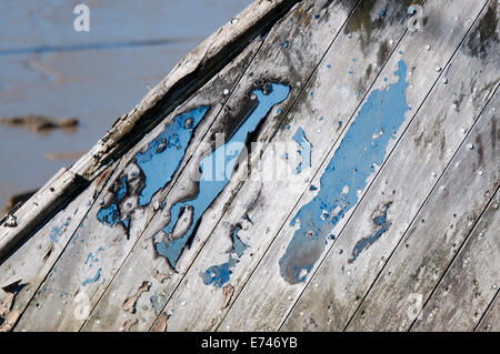 Eine Nahaufnahme von einem alten Holzboot mit abblätternde Farbe blau Stockfoto