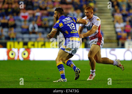 Wigan, England. 05. Sep, 2014. Super League-Rugby. Wigan Warriors gegen Leeds Rhinos. Mitch Achurch von Leeds Rhinos führt vorbei an der Verteidigung von Wigan © Action Plus Sport/Alamy Live News Stockfoto