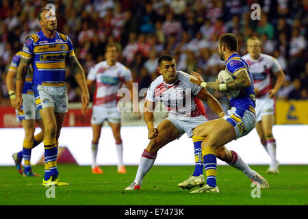 Wigan, England. 05. Sep, 2014. Super League-Rugby. Wigan Warriors gegen Leeds Rhinos. Ben Flower von Wigan Warriors sieht um den Leeds-Angriff zu stoppen © Action Plus Sport/Alamy Live News Stockfoto