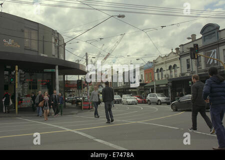 Fußgänger überqueren Smith Street Collingwood Melbourne Australien Stockfoto
