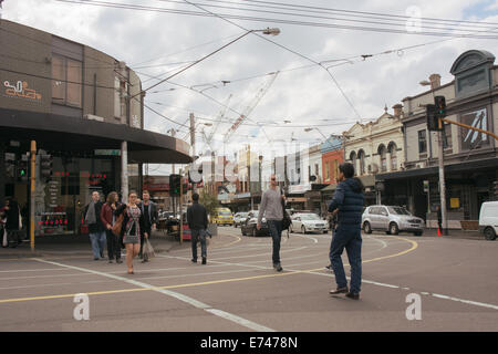 Fußgänger überqueren Smith Street Collingwood Melbourne Australien Stockfoto