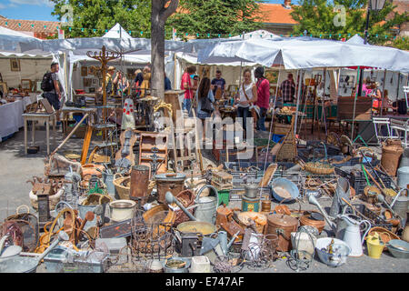 Antikmarkt, L'Isle-Sur-la-Sorgue, Provence, Frankreich Stockfoto