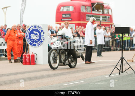 Hier ist John E Young, der einen Triumph-JAP bei den Brighton National Speed Trials fährt, die vom Brighton & Hove Motor Club organisiert werden, der jährlich am Madeira Drive, Brighton Seafront, Brighton, East Sussex, Großbritannien stattfindet. 6. September 2014 Stockfoto