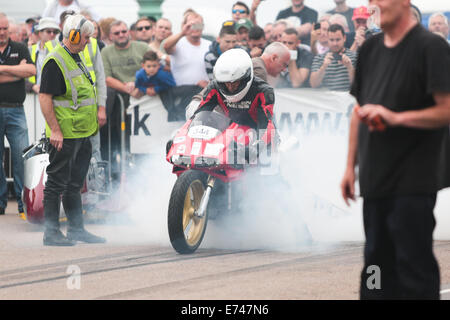 Hier ist Dave Glover, der ein Ducati Special bei den Brighton National Speed Trials veranstaltet, die vom Brighton & Hove Motor Club organisiert werden und jährlich am Madeira Drive, Brighton Seafront, Brighton, East Sussex, Großbritannien, stattfinden Stockfoto