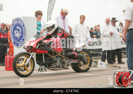 Hier ist Dave Glover, der ein Ducati Special bei den Brighton National Speed Trials veranstaltet, die vom Brighton & Hove Motor Club organisiert werden und jährlich am Madeira Drive, Brighton Seafront, Brighton, East Sussex, Großbritannien, stattfinden Stockfoto