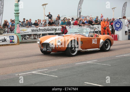 Hier ist John Davey, der ein Pilgrim Sumo AC Cobra Replica-Rennen von der Startlinie bei den Brighton and Hove National Speed Trials fährt, ein jährliches Event auf Madeira Drive, Brighton Seafront, Brighton, East Sussex, Großbritannien. 6. September 2014 Stockfoto