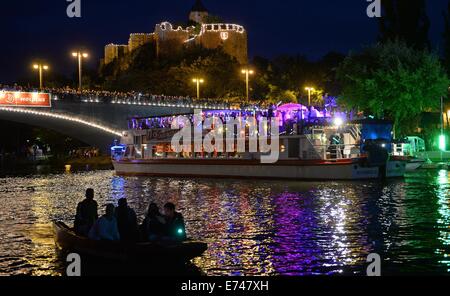 Bunte Boote Segeln auf der Saale unterhalb Burg Giebichenstein bei den Laternen-Festspielen in Halle, Deutschland, 30. August 2014. Foto: Hendrik Schmidt/dpa Stockfoto