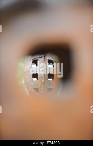 Sloane Square, London, UK. 6. September 2014. Die Reihe der fünf Eisernen Skulpturen "Guardianes" von Xavier Mascaro Stand außerhalb der Saatchi Gallery in Sloane Square Credit: Matthew Chattle/Alamy Live News Stockfoto