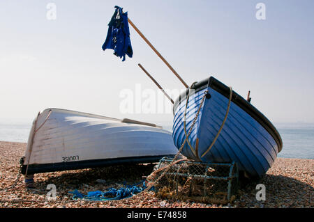 Zwei kleine Fischerboote in Seaford gestrandet Stockfoto