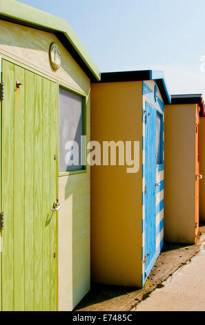 Eine Reihe von Strandhütten an der Meeresküste in Seaford, Ostsussex Stockfoto