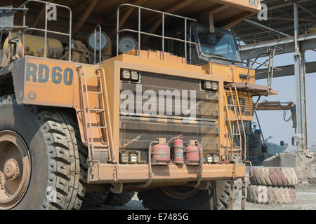 Ein großer Caterpillar LKW beladen mit Eisenerz wartet in der Nähe des Brechers in einem großen afrikanischen Tagebau Kupfer mine. Stockfoto