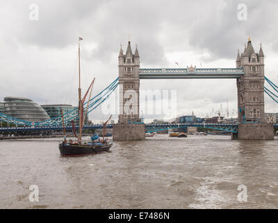 traditionellen Thames Lastkahn der Galdys auf der Themse mit Rathaus, Tower Bridge und London am Fluss Entwicklung Stockfoto