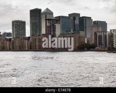 London Docklands mit Canary Wharf und Kanada Turm von der Themse aus gesehen Stockfoto