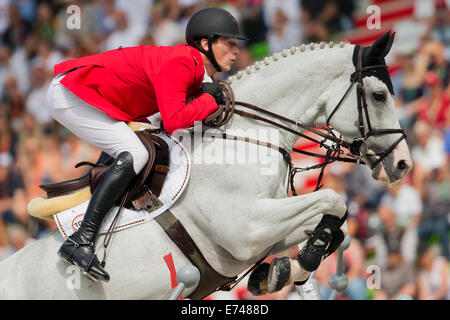 Caen, Frankreich. 06. Sep, 2014. Fahrer Daniel Deusser Deutschlands auf Pferd "Cornet d ' Amour" konkurriert in der Geschwindigkeit springen Wettbewerb während der World Equestrian Games 2014 in Caen, Frankreich, 6. September 2014. Foto: Rolf Vennenbernd/Dpa/Alamy Live News Stockfoto