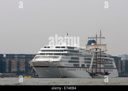 London, UK. 6. September 2014. Großsegler JR Tolkien übergibt das Kreuzfahrtschiff Europa. Große Schiffe auf der Themse am zweiten Tag des Royal Greenwich groß Schiffe Festival 2014. Bildnachweis: Nick Savage/Alamy Live-Nachrichten Stockfoto