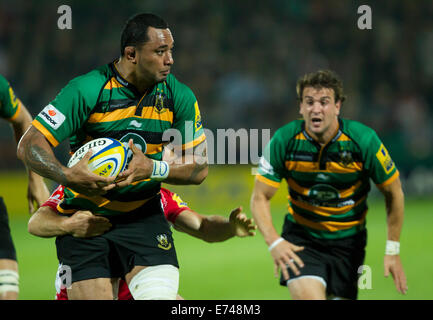 05.09.2014. Northampton, England. Aviva Premiership. Northampton Saints gegen Gloucester Rugby. Samu Manoa (Northampton Saints) trägt den Ball mit Unterstützung von Teamkollege Lee Dickson. Stockfoto