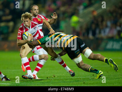 05.09.2014. Northampton, England. Aviva Premiership. Northampton Saints gegen Gloucester Rugby. Billy Twelvetrees (Gloucester Rugby) von Samu Manoa (Northampton Saints) in Angriff genommen wird. Stockfoto