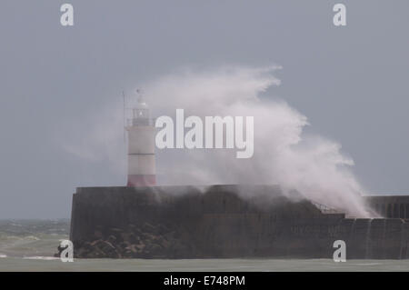 Winterwellen, die über den Leuchtturm am Eingang zum Hafen von Newhaven Stockfoto
