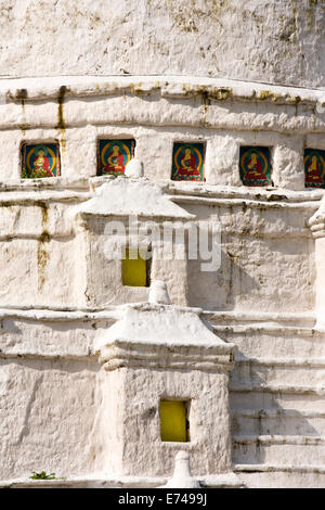 Ost Bhutan, Trashi Yangtse Chorten Kora, religiöse Gemälde um Kuppel des stupa Stockfoto