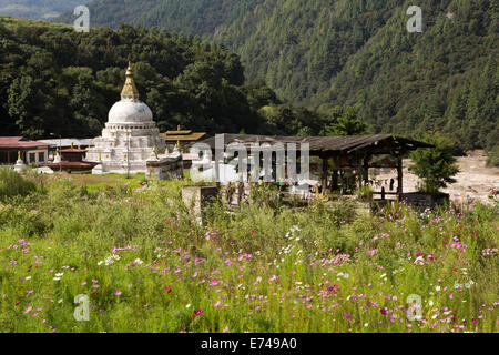 Ost Bhutan, Trashi Yangtse Chorten Kora, im Kulong Chu-Tal, von blühenden Wiese Stockfoto