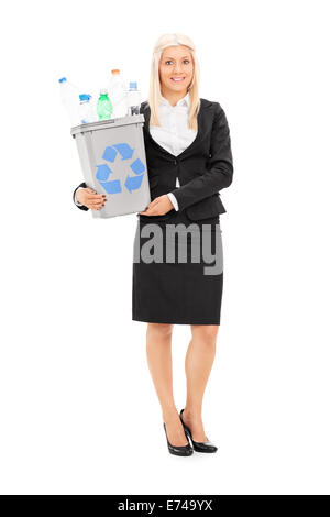 In voller Länge Portrait von eine Geschäftsfrau hält einen Papierkorb isoliert auf weißem Hintergrund Stockfoto