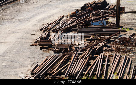 Ein Haufen von Eisenbahn Industrie rostigen Schrott am Rande einer Eisenbahn-Güterbahnhof in West Virginia. Stockfoto