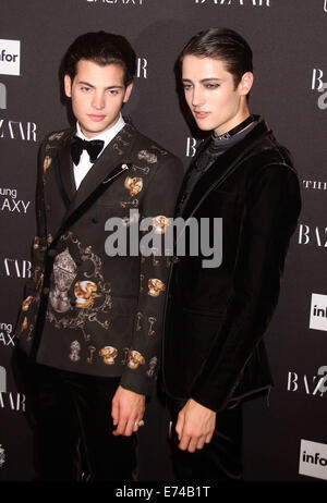 New York, New York, USA. 5. Sep, 2014. PETER BRANT JR. und HARRY BRANT besuchen die Harper's BAZAAR feiert Symbole von Carine Roitfeld-Veranstaltung im Plaza Hotel. Bildnachweis: Nancy Kaszerman/ZUMA Draht/Alamy Live-Nachrichten Stockfoto